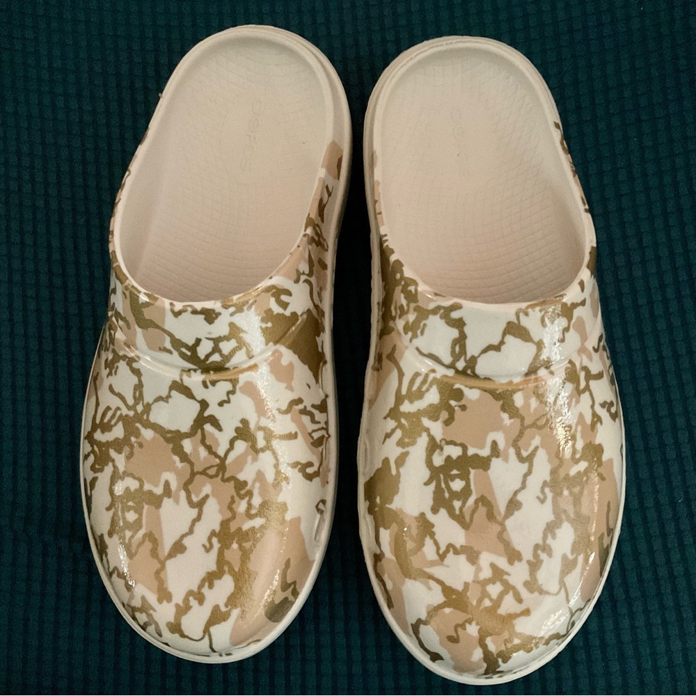 OOFOS Clogs